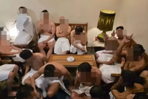 Polícia prende 201 homens nus em boate após operação em cerco contra homossexualidade