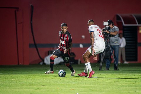 VITÓRIA VENCE O BAVI NO BARRADÃO E RESPIRA NO BRASILEIRÃO