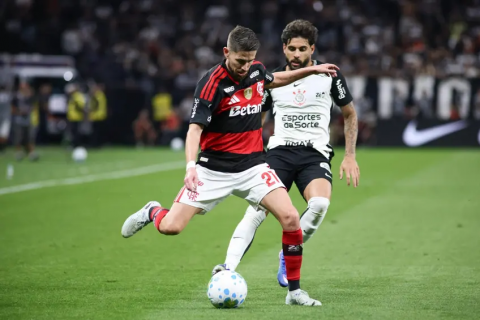 Flamengo e Corinthians empatam em jogo movimentado pelo Brasileirão